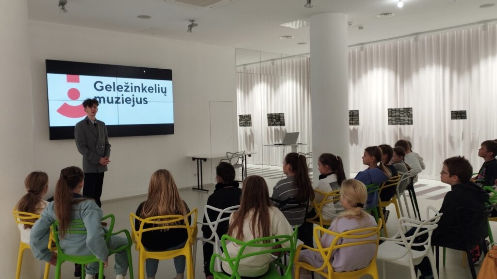 4a KL. EDUKACINĖS PAŽINTINĖS IŠVYKOS Į GELEZINKELIO MUZIEJŲ IR VALDOVŲ RŪMUS 4a KL. EDUKACINĖS PAŽINTINĖS IŠVYKOS Į GELEZINKELIO MUZIEJŲ IR VALDOVŲ RŪMUS